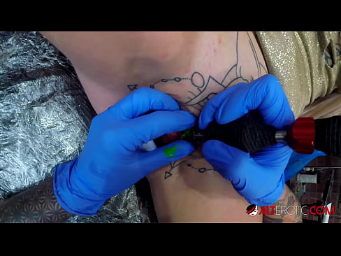 ❤️ Tsis tshua muaj tattooed hottie Sully Savage tau txais tattoo ntawm nws clitoris ❤  Sex video  ntawm peb  ☑