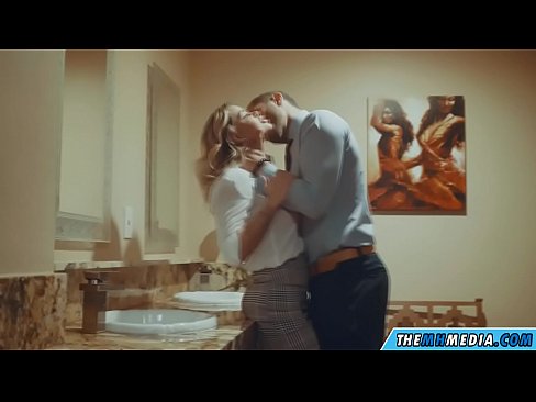 ❤️ Thaum ib tug busty blonde ntxias koj nyob rau hauv ib tug pej xeem chav dej ❤  Sex video  ntawm peb  ☑